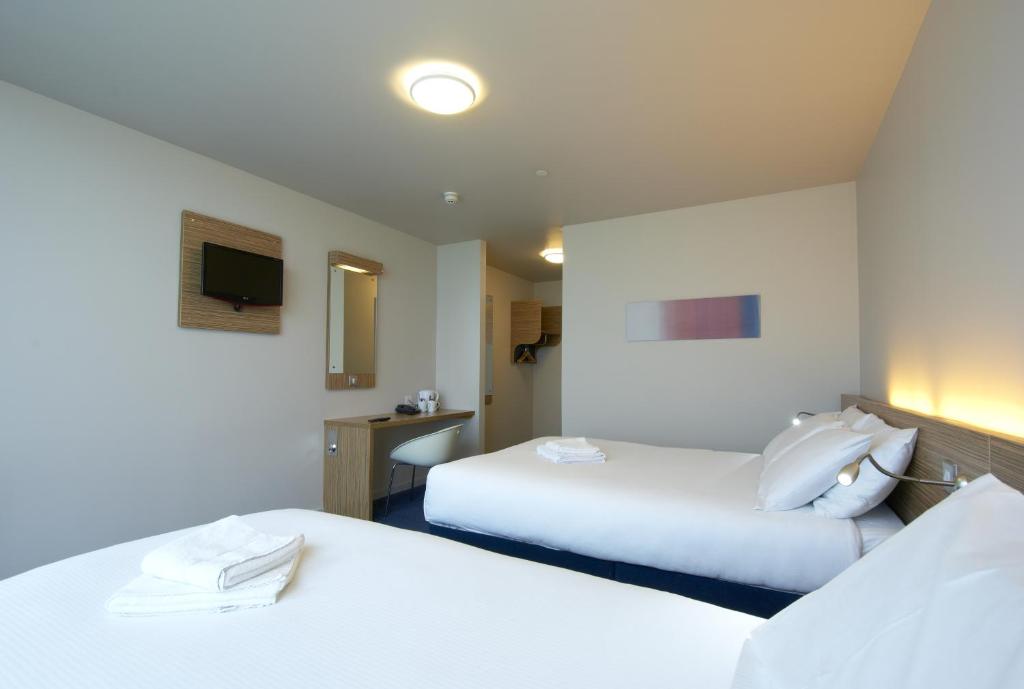 Postel nebo postele na pokoji v ubytování Travelodge Limerick Castletroy