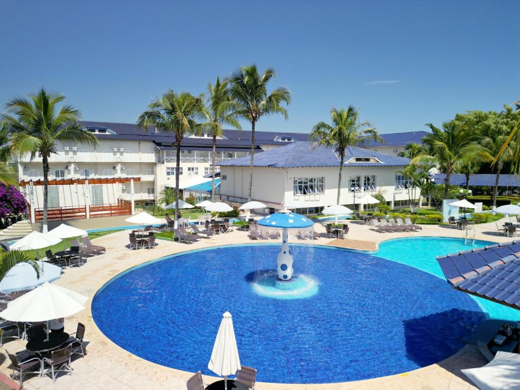 an overhead view of a swimming pool at a resort at Colonial Plaza Hotel Pindamonhangaba in Pindamonhangaba