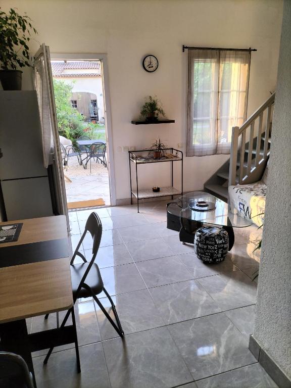 un salon avec un canapé et une table dans l'établissement Maison coquette en Camargue, à Gallargues-le-Montueux