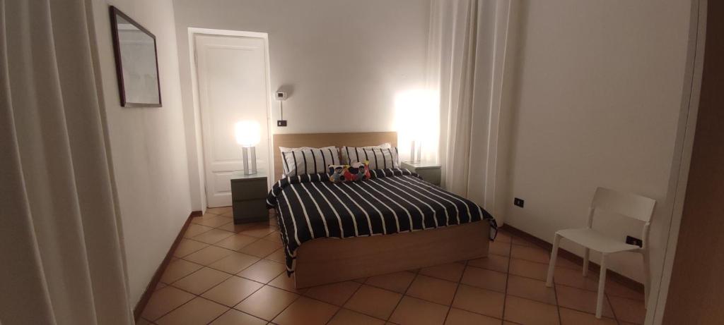 een slaapkamer met een bed, een tafel en een stoel bij Palazzo Altavilla Deluxe in Parma