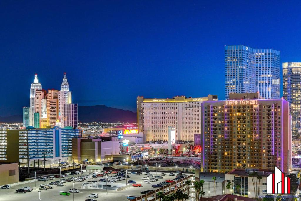 une vue sur la ville la nuit avec des voitures dans un parking dans l'établissement MGM Signature-15-717 F1 Track & Strip View Balcony, à Las Vegas