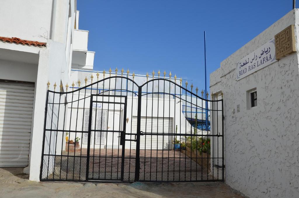 a gate on the side of a building at Riad Ras Lafaa in Safi