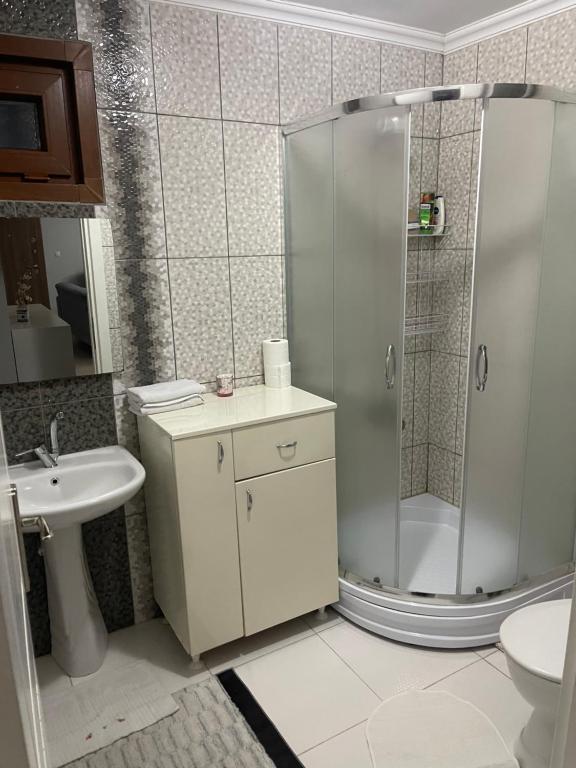 La salle de bains est pourvue d'une douche et d'un lavabo. dans l'établissement Trabzon saklı villa, à Akcaabat
