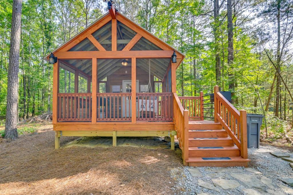 Contemporary Starkville Tiny Cabin 3 Mi to MSU!, Starkville (updated