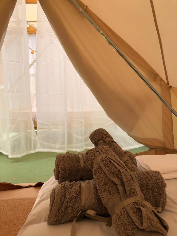 Postel nebo postele na pokoji v ubytování Camping Tents with Garden Hanging Bed