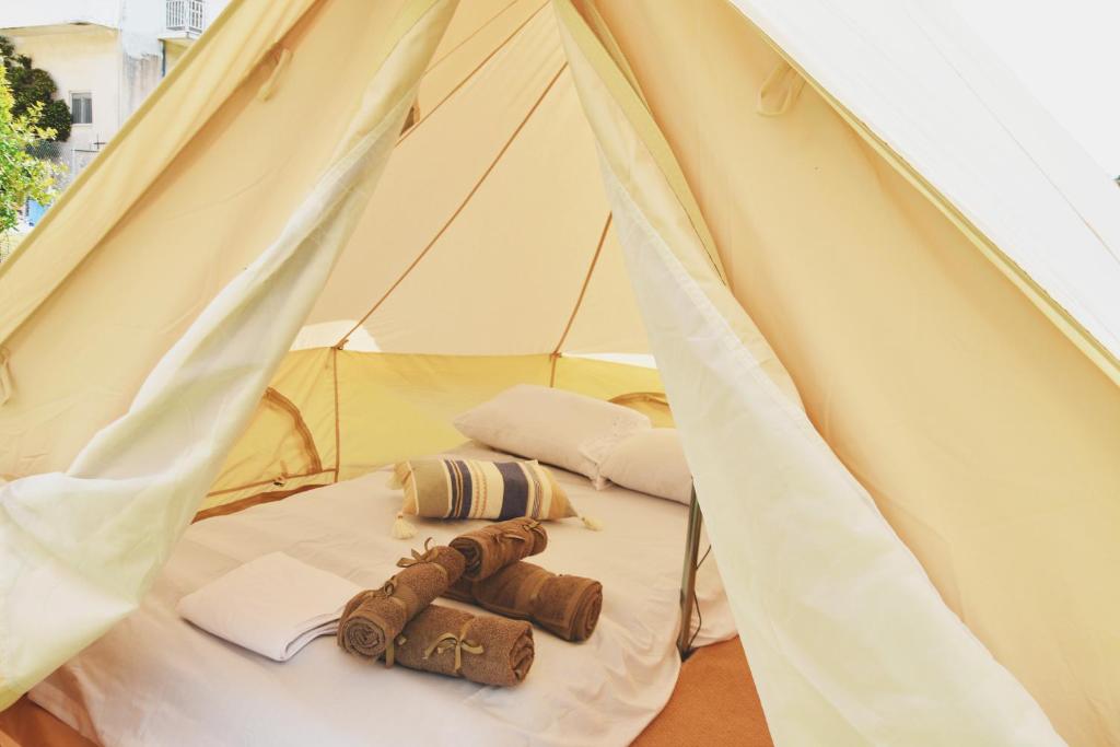 Postel nebo postele na pokoji v ubytování Camping Tents with Garden Hanging Bed
