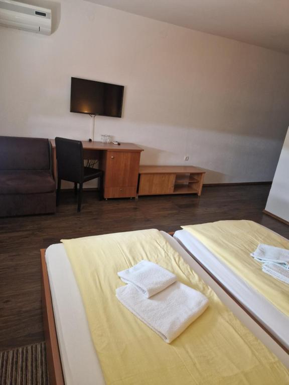Una cama o camas en una habitación de Plitvice Palace