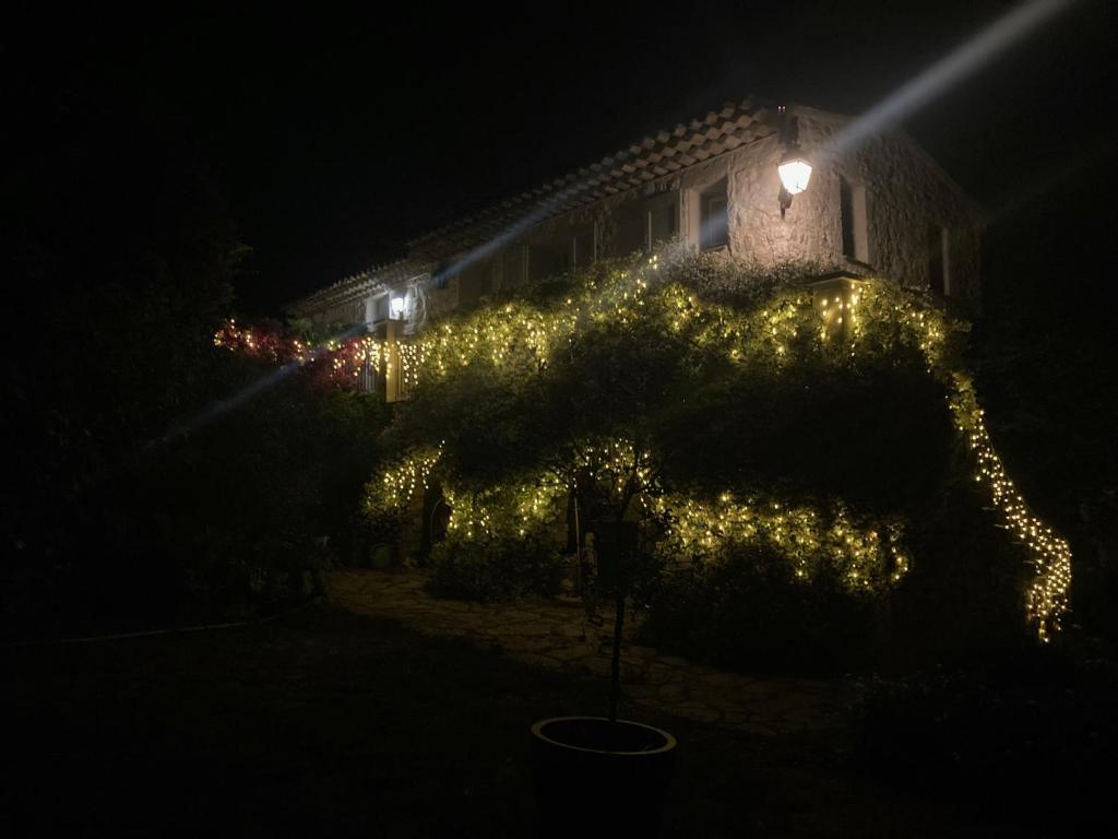 une maison avec des lumières sur son côté la nuit dans l'établissement Appartement de Charme au calme Parking gratuit, à La Colle-sur-Loup
