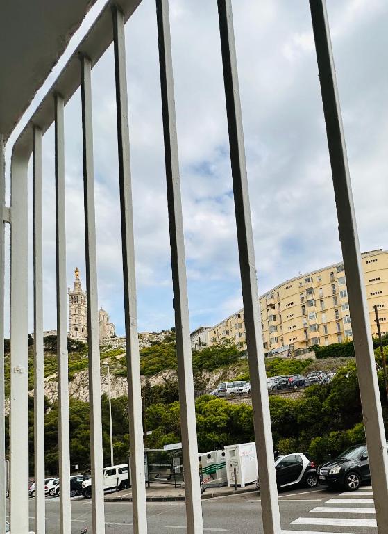 - un balcon avec vue sur un parking dans l'établissement Le soulier de notre dame, à Marseille