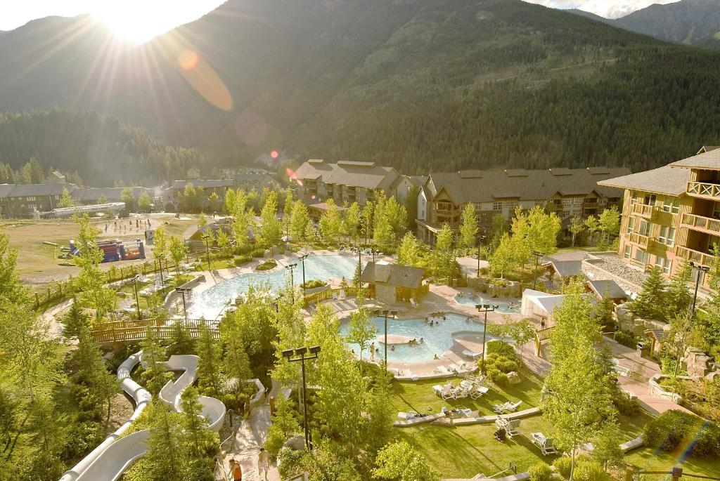 un complejo con piscina y montaña en Panorama Mountain Resort - Ski Tip / Tamarack Condos en Panorama