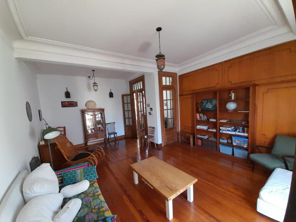 sala de estar con sofá y mesa en Arrabalera en Buenos Aires