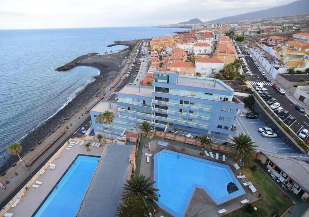 uma vista aérea de um resort e do oceano em Casa Elena em Candelaria