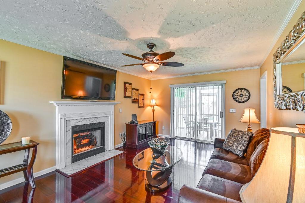 Φωτογραφία από το άλμπουμ του Roomy Fayetteville Home Rental with Screened Porch! σε Hope Mills