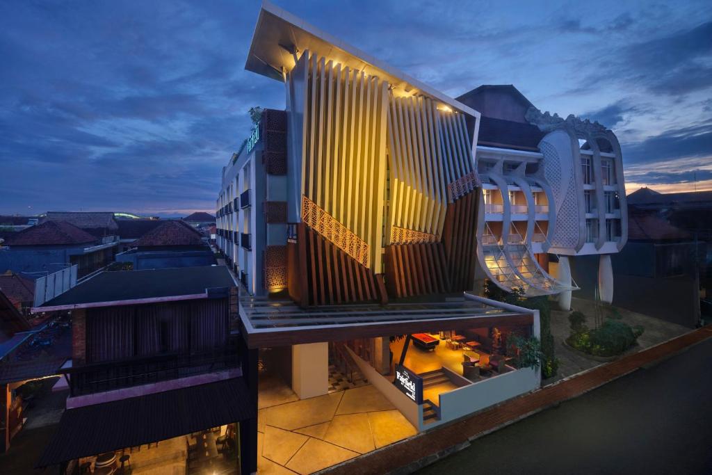 Blick auf ein Gebäude mit einer beleuchteten Fassade in der Unterkunft Fairfield by Marriott Bali South Kuta in Kuta