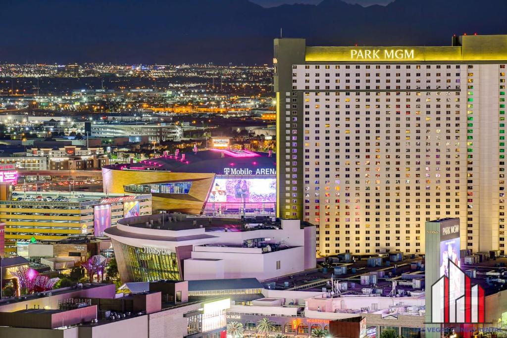 vistas a un gran edificio hotelero con ciudad en MGM Signature-30-721 1Br2Ba F1 Strip View Balcony, en Las Vegas