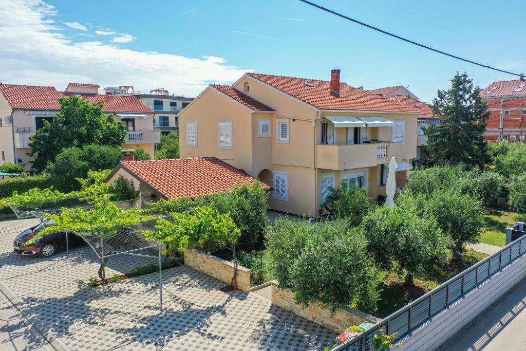 una vista desde el balcón de una casa en Villa Maria, en Zadar