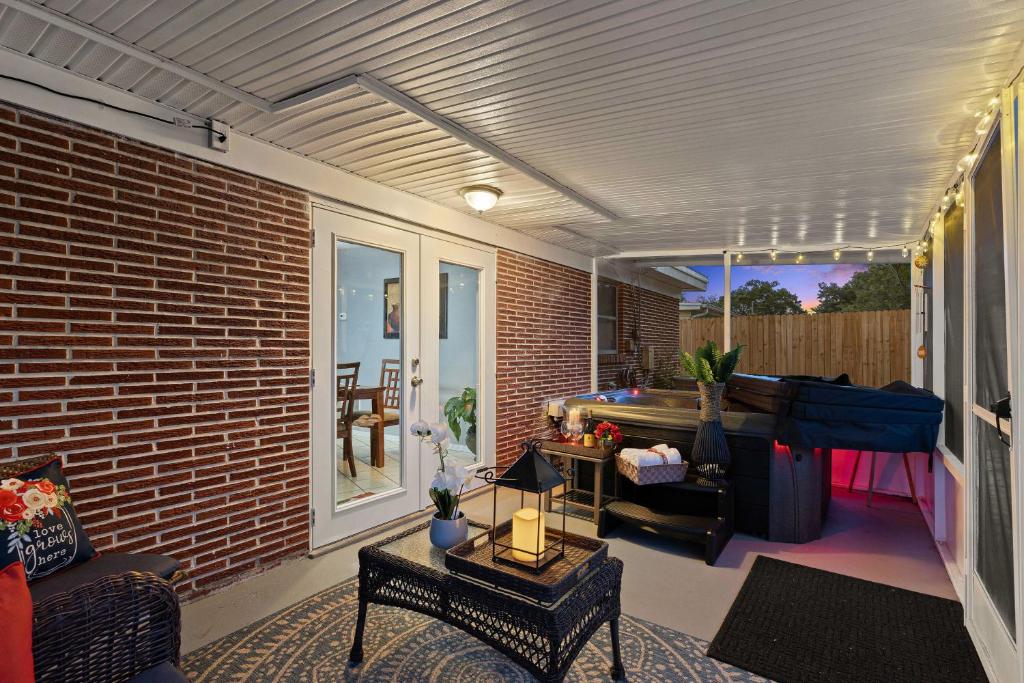 a screened in porch with a couch and a table at 5 Mi Circle B Bar Reserve Lakeland Getaway! in Lakeland