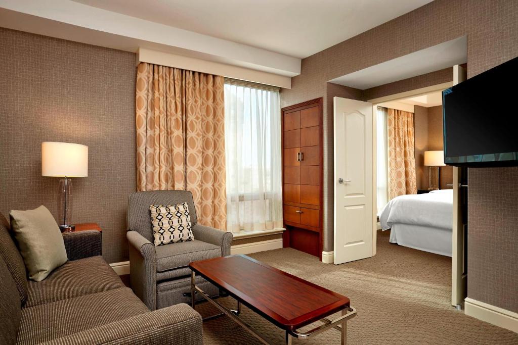 TV a/nebo společenská místnost v ubytování Sheraton Suites Calgary Eau Claire