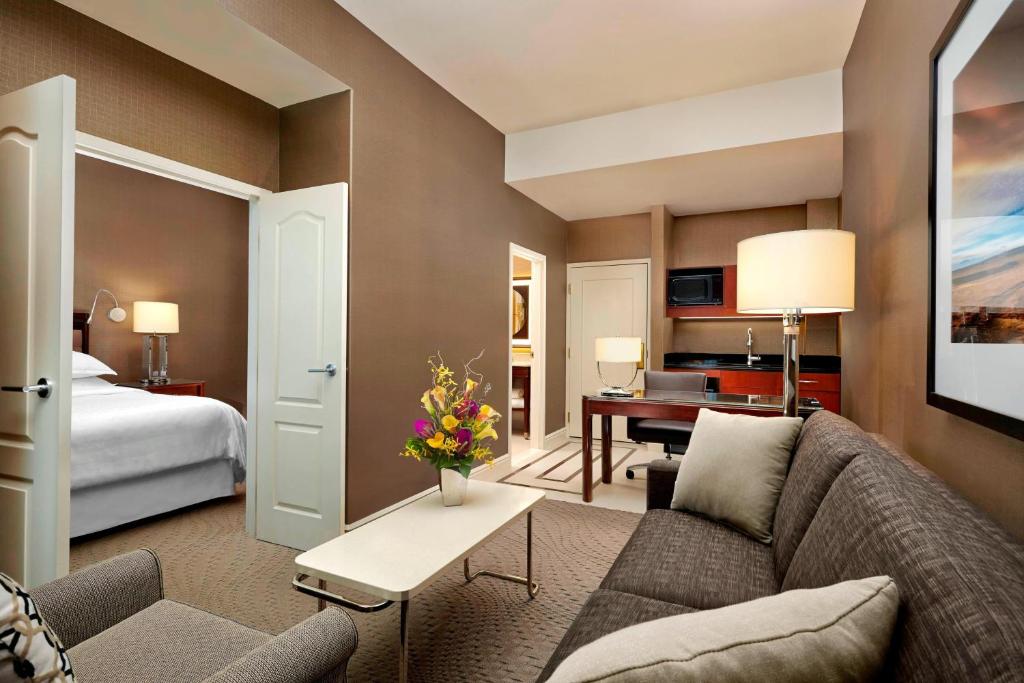 Sheraton Suites Calgary Eau Claire - Resim 2