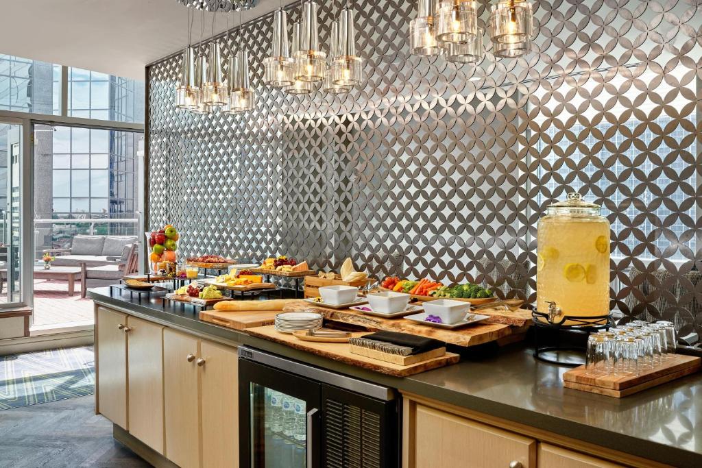 Sheraton Suites Calgary Eau Claire - Resim 21