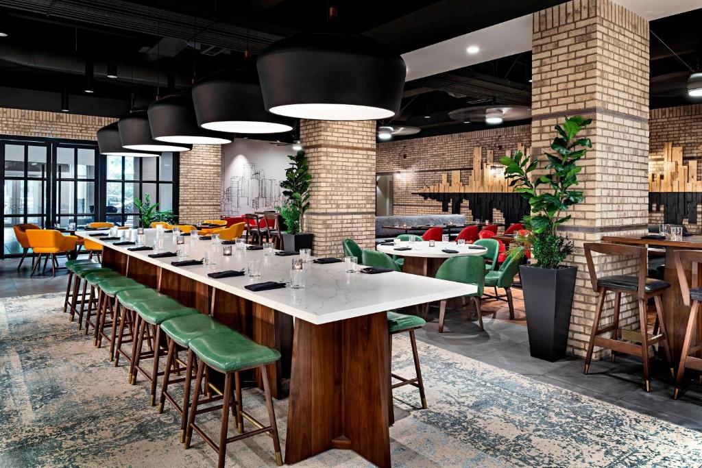 Sheraton Suites Calgary Eau Claire - Resim 28