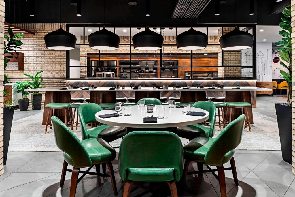 Restaurace v ubytování Sheraton Suites Calgary Eau Claire