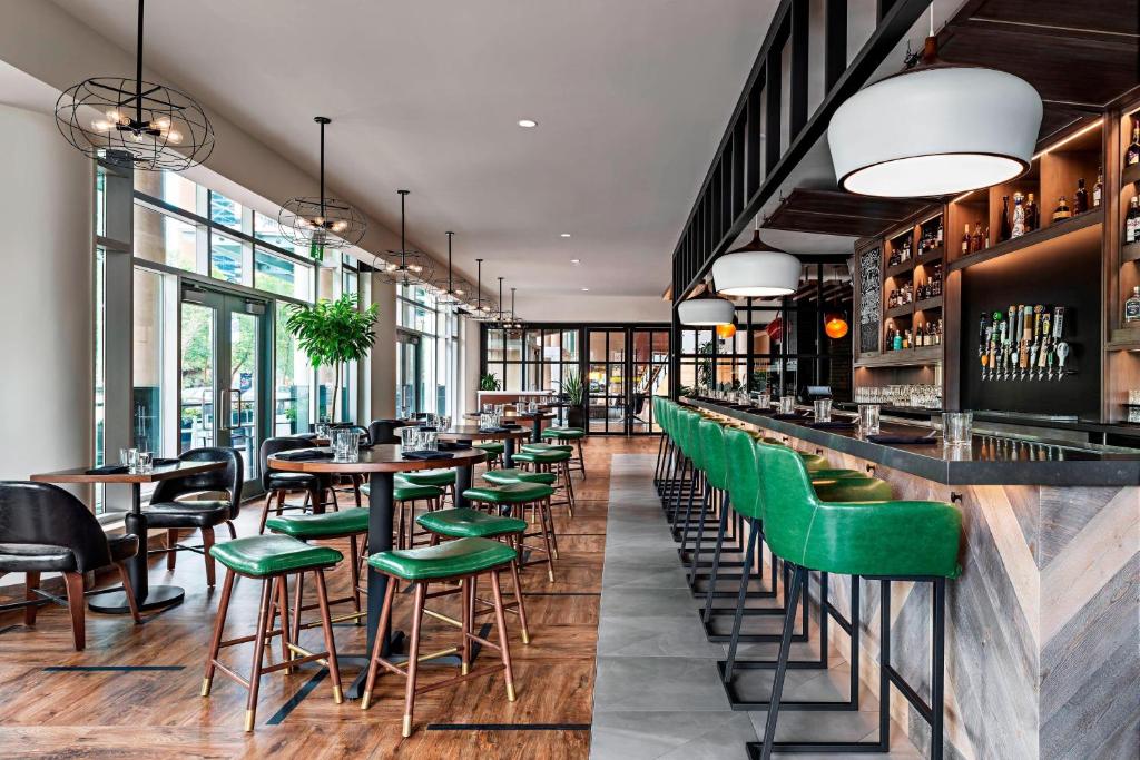 Sheraton Suites Calgary Eau Claire - Resim 5