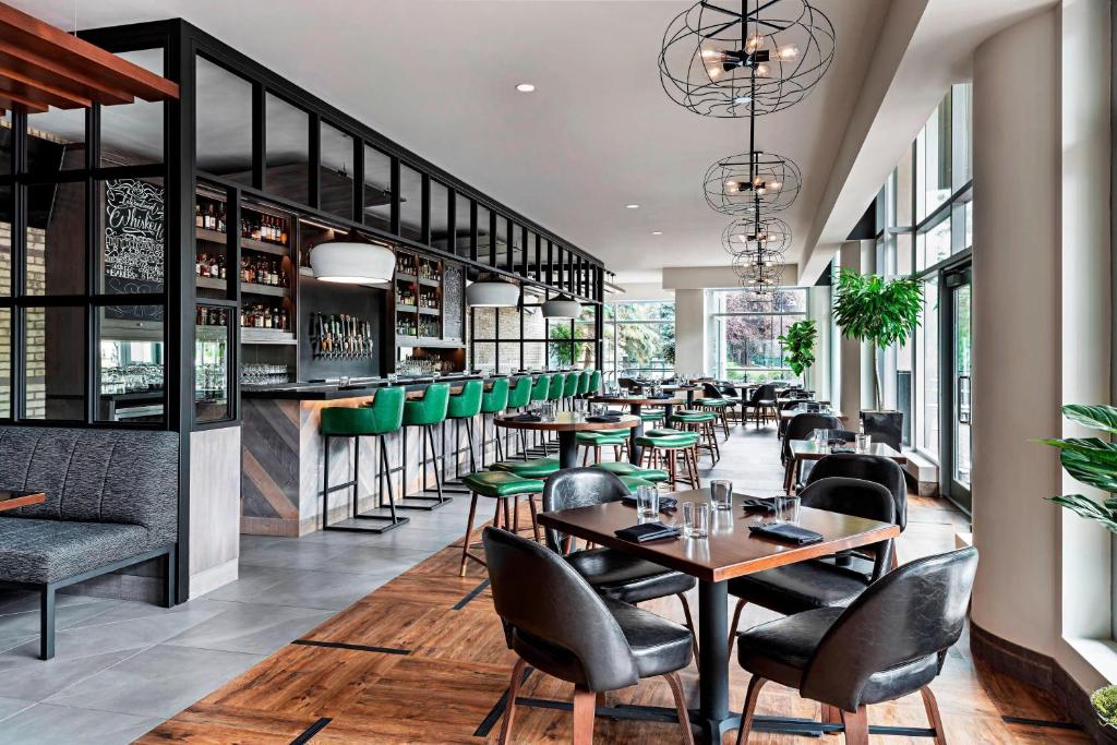 Sheraton Suites Calgary Eau Claire - Resim 25