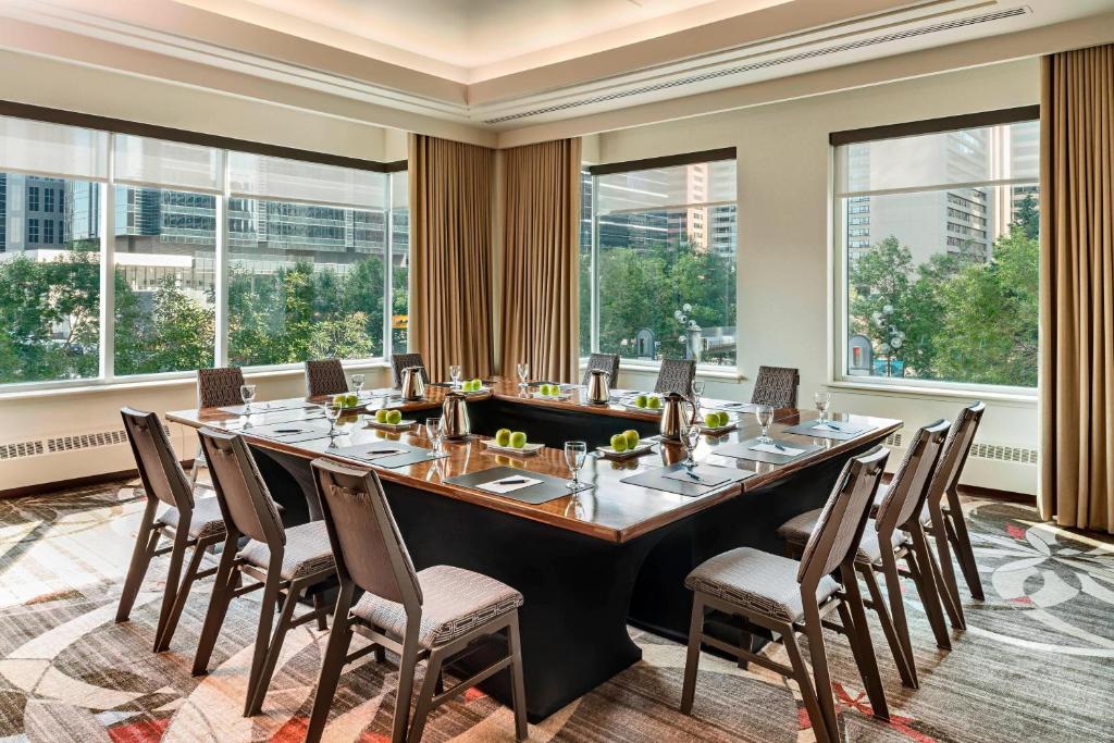 Sheraton Suites Calgary Eau Claire - Resim 35