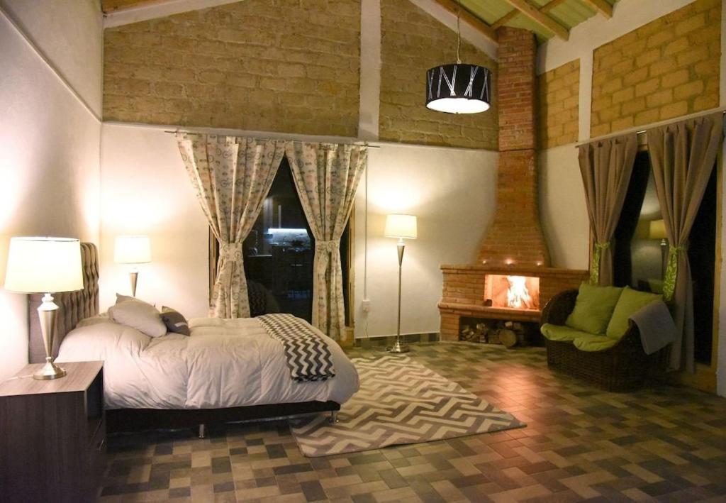 En eller flere senge i et værelse på El Encino Cabin in Real del Monte