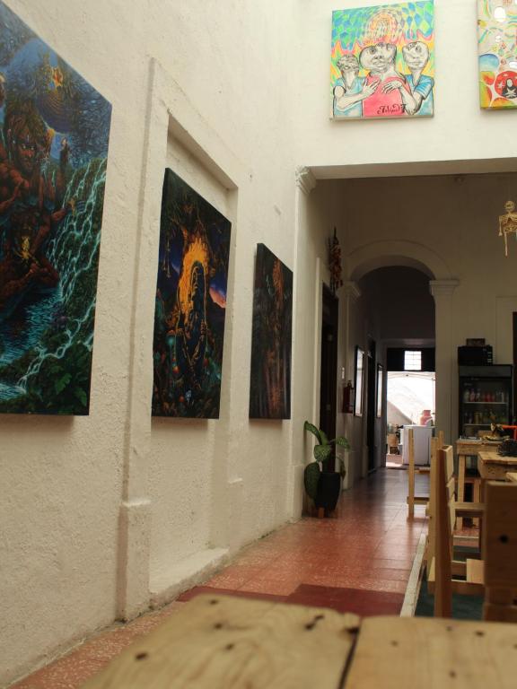 un pasillo con pinturas en las paredes de una casa en Hostal Centeno, en Guadalajara