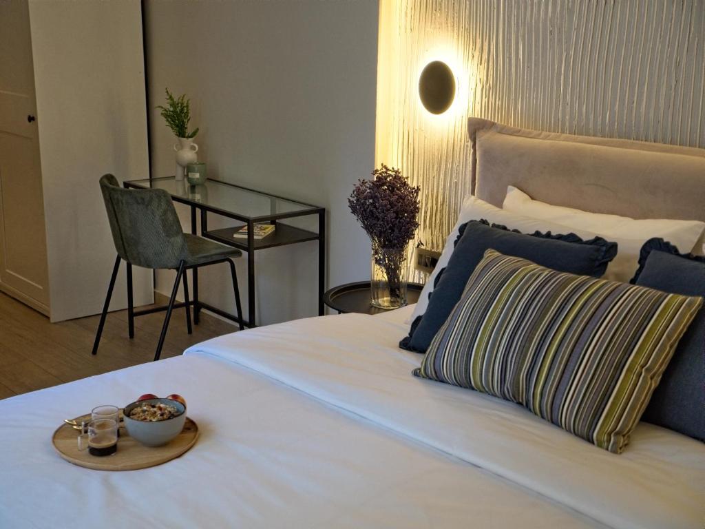 um quarto com uma cama com uma tigela de comida em Il Porto Blu em Chania