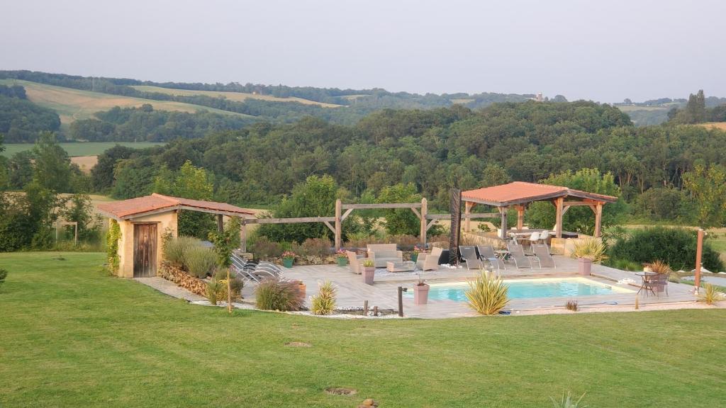 a backyard with a pool and a gazebo at La Villa a Bel-Endroit in Marciac