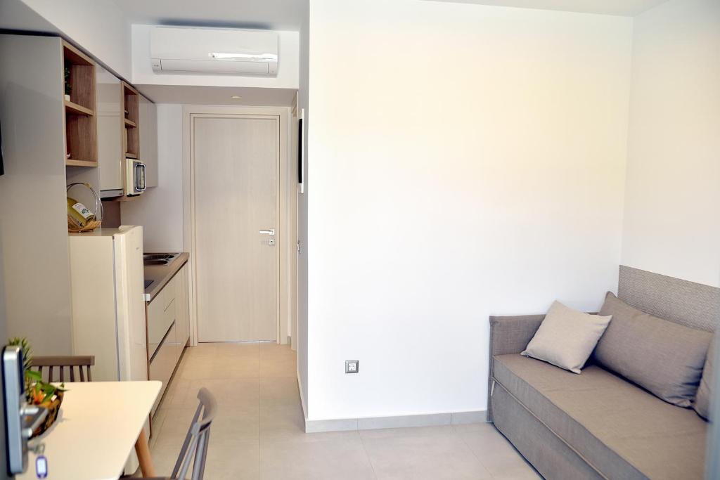 Kuchyň nebo kuchyňský kout v ubytování KOUROS STONE SUITES