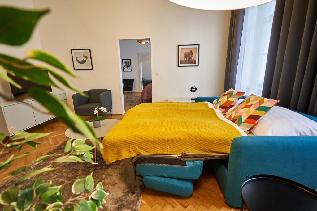 Łóżko lub łóżka w pokoju w obiekcie Fancy Home For 5 With Self-Check-In At Spittelberg