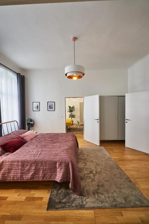 sypialnia z dużym łóżkiem i dużym oknem w obiekcie Fancy Home For 5 With Self-Check-In At Spittelberg w Wiedniu