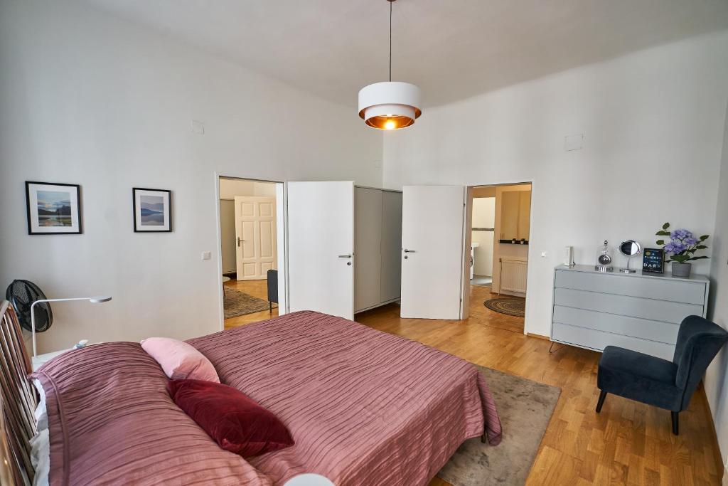 Łóżko lub łóżka w pokoju w obiekcie Fancy Home For 5 With Self-Check-In At Spittelberg
