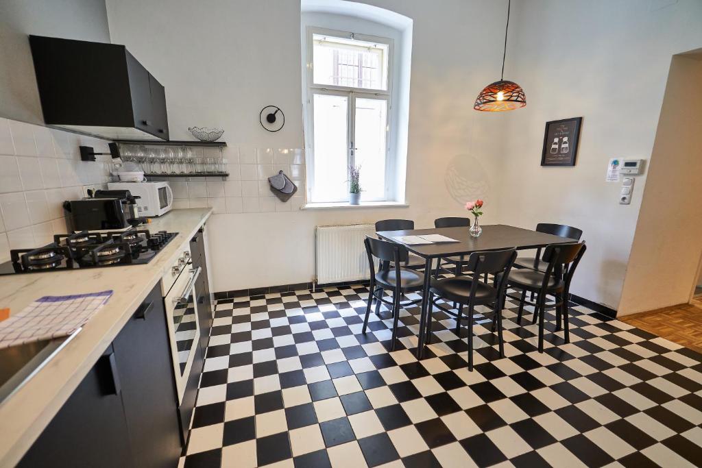 Kuchnia lub aneks kuchenny w obiekcie Fancy Home For 5 With Self-Check-In At Spittelberg