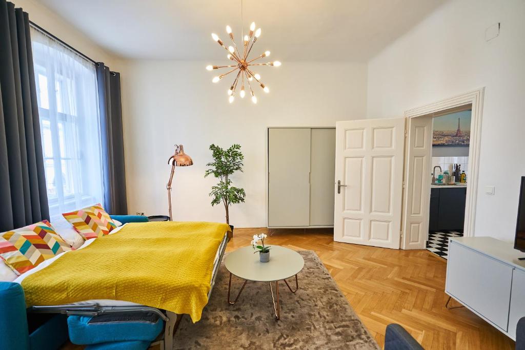 Łóżko lub łóżka w pokoju w obiekcie Fancy Home For 5 With Self-Check-In At Spittelberg