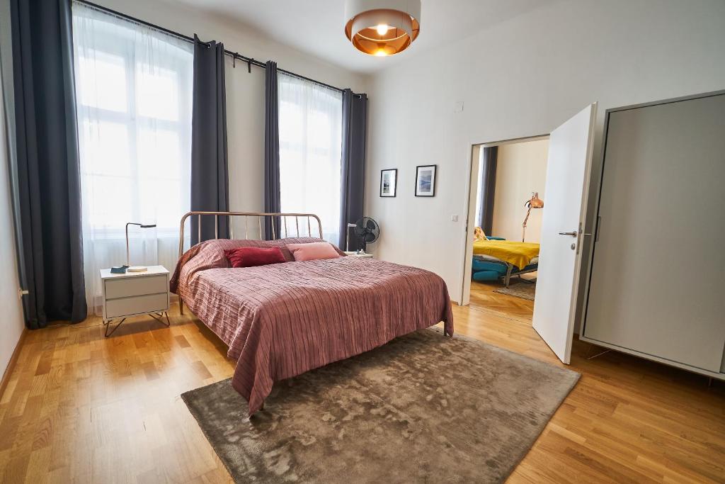Łóżko lub łóżka w pokoju w obiekcie Fancy Home For 5 With Self-Check-In At Spittelberg