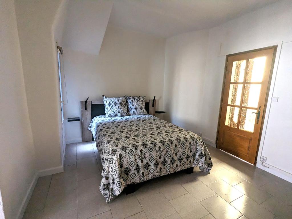 - une chambre avec un lit doté d'une couette et d'une fenêtre dans l'établissement Appartement Le Fort 2 Vue Montagne, à Villefranche-de-Conflent