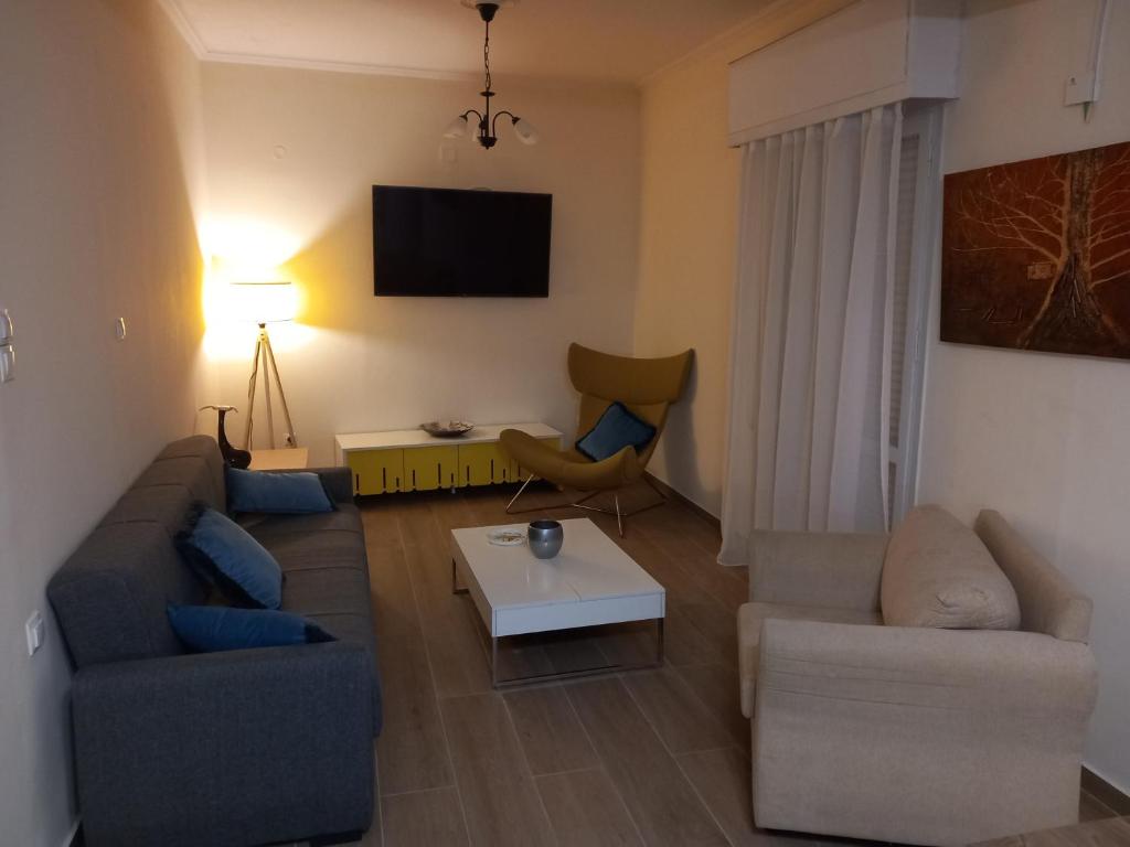 uma sala de estar com dois sofás e uma mesa em SPiROS HOME em Preveza