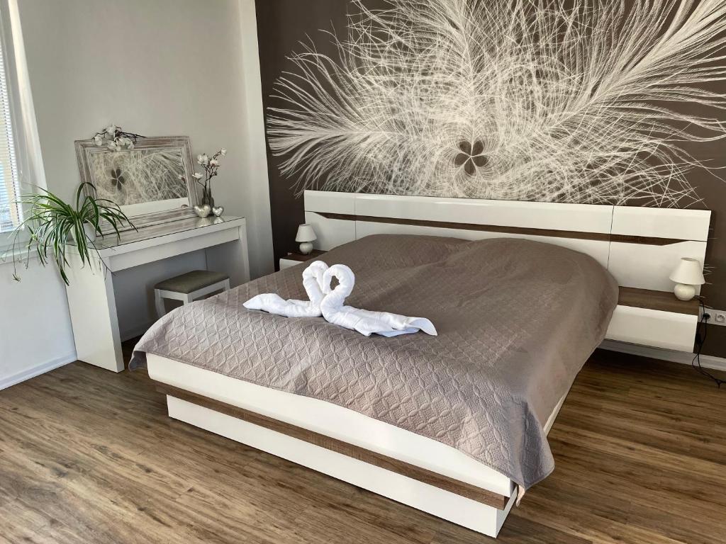 um quarto com uma cama com uma toalha em Apartmán až pro 8 osob em Humpolec