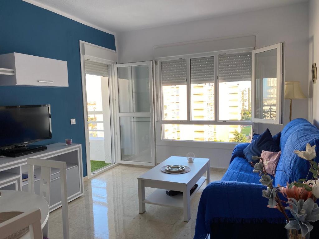 Televízia a/alebo spoločenská miestnosť v ubytovaní Apartamento playa Valdelagrana