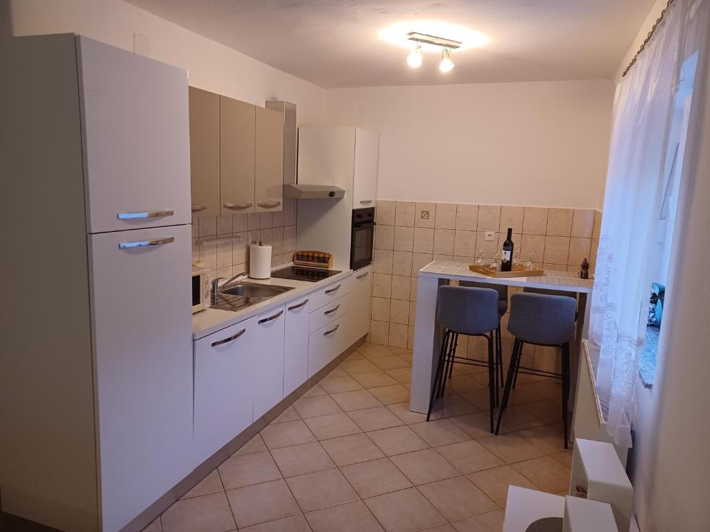 Kuchyň nebo kuchyňský kout v ubytování Apartmani Marijamagdalena