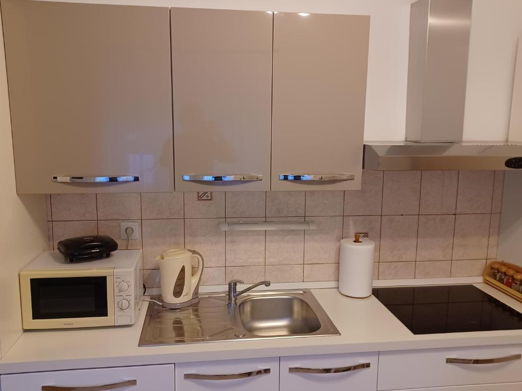 Kuchyň nebo kuchyňský kout v ubytování Apartmani Marijamagdalena