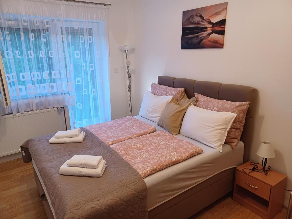Postel nebo postele na pokoji v ubytování Apartmani Marijamagdalena
