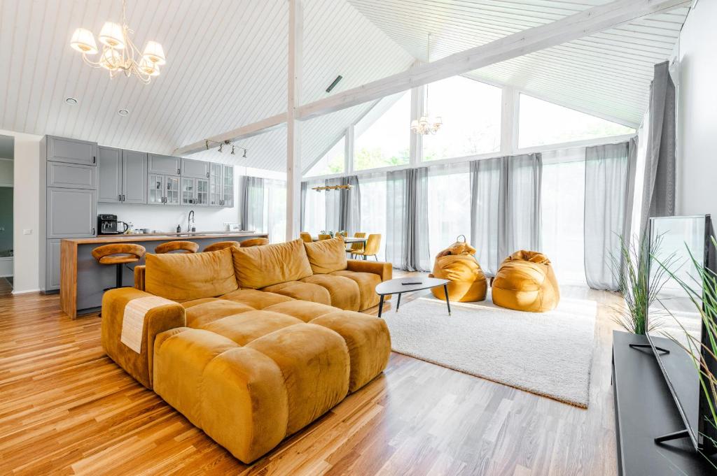 sala de estar con sofá grande y cocina en Haagi-Villa en Herjava