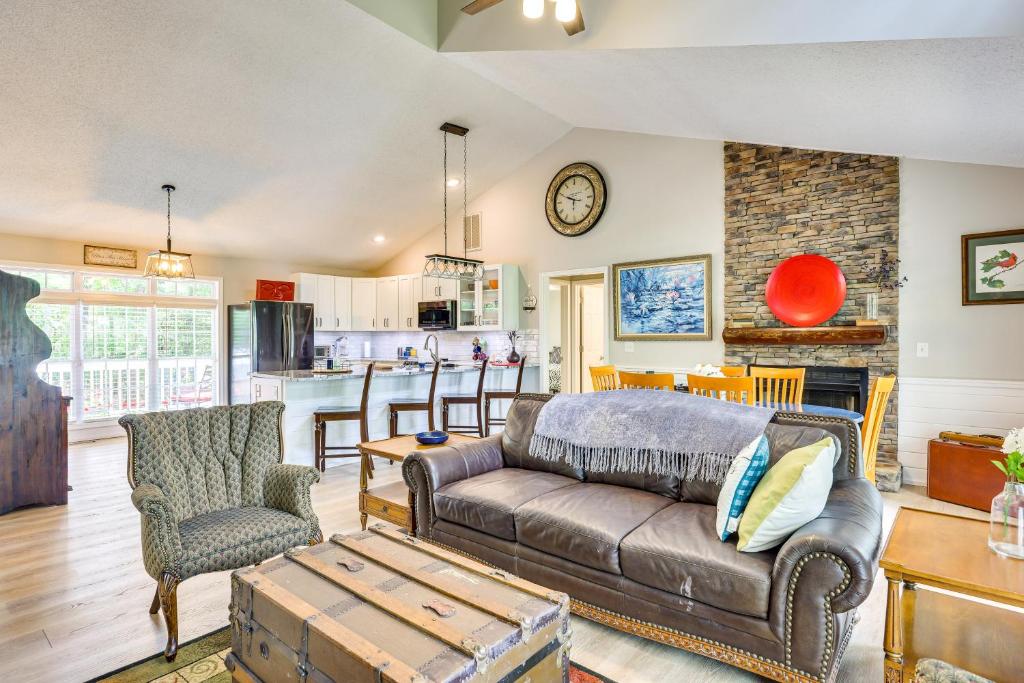 Ellijay Escape Hike, Shop, Explore and More! في إليجاي: غرفة معيشة مع أريكة ومطبخ