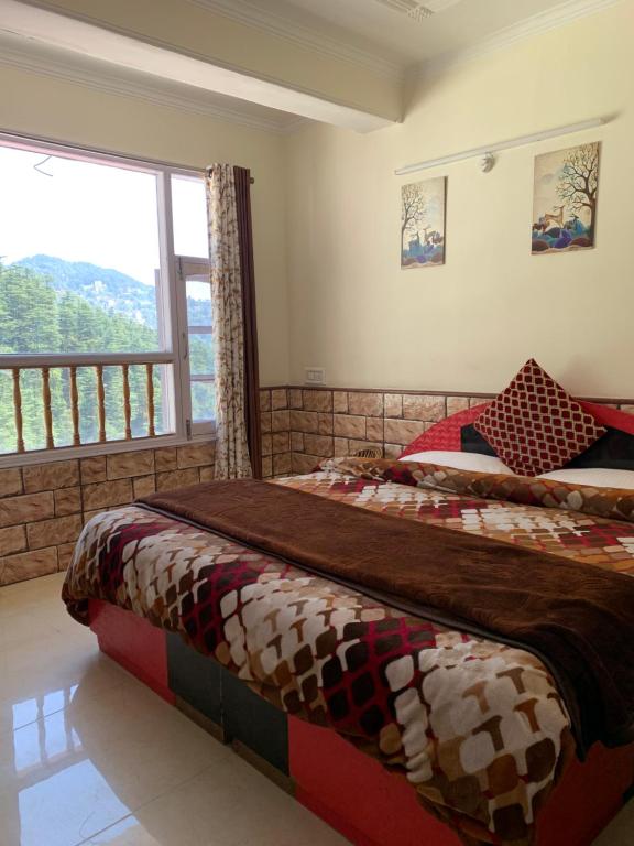 Postel nebo postele na pokoji v ubytování Shimla Regency
